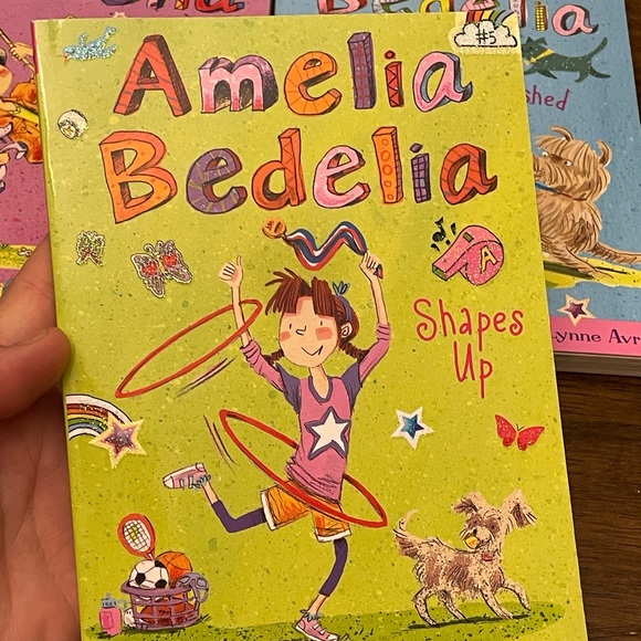 Amelia Bedelia includes books 1 through 5 - Picture 7 of 8